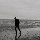 Un nuevo estudio muestra que los jóvenes pertenecientes a la "Generación Z" se sienten solos gran parte del día, y las causas no son aleatorias (Portada: Priscilla Du Preez/ Unsplash).