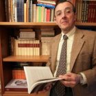 Fruto de su devoción y para eliminar clichés y falsas concepciones sobre esta desconocida santa -"la primera testigo del Resucitado"- el autor Carlos José Romero Mensaque ha escrito este libro  medio camino entre la devoción, espiritualidad y novela.
