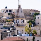 En la localidad conviven tres comunidades: la católica-romana, la católica-griega y la ortodoxa-griega. El templo bizantino de San Jorge, del siglo IV, es un lugar imprescindible para los peregrinos que lleguen a Tierra Santa.