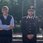 El Padre Maurizio en la fiesta de los Carabineros en verano, a los que apoya contra la mafia y la corrupción