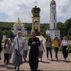 Peregrinos no santuário ucraniano de Zarvanytsia no verão de 2017, antes da guerra.