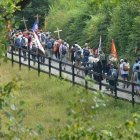 La verde montaña asturiana ve pasar a los peregrinos de la Nuestra Señora de la Cristiandad hacia Covadonga