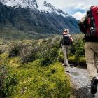 Tomar la mochila y echarse a caminar... una forma de ir hacia Dios que llama -foto de Toomas Tartes en Unsplash