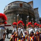 La Guardia Suiza pasa ante la torre del Banco Vaticano, foto de 2014