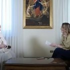 Francisco recuerda a su predecesor en una entrevista para La Nación: "Fue el primer Papa que encaró oficialmente el tema de los abusos. Un gran teólogo. Lo extraño a Benedicto porque fue una compañía" (Foto: el Papa con Elisabetta Piqué).