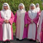El brillante hábito rosa de las "pink sisters", como se las llama coloquialmente, es solo la fachada de una profunda vida de oración y reparación con grandes beneficios en el día a día de los fieles.