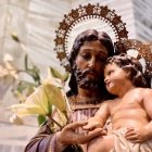En el arte, San José aparece en la mayoría de las representaciones acompañando a Jesús.