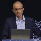Yuval Noah Harari, durante su intervención en el foro de Davos en 2020. Harari es el 'intelectual orgánico' del Gran Reinicio de la dictadura globalista.