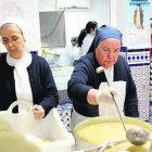 Unas religiosas en un comedor social de Sevilla