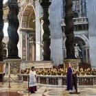 El cardenal Mauro Gambetti, durante el acto de reparación de este sábado en la Basílica de San Pedro. Foto: Almudena Martínez-Bordiú / Aciprensa.