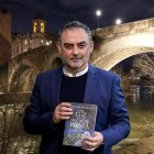 Sánchez Adalid en el puente romano a la Isla Tiberina, el mismo que vemos en la portada del libro