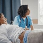 El propio aborto, el embarazo múltiple o ectópico, la preeclampsia e hipertensión, el bajo peso o incluso el cáncer son solo algunos de los riesgos que conllevan las técnicas de reproducción asistida.