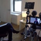 Jennifer Lahl -a la izquierda- lleva años observando -y explicando- que la práctica del vientre de alquiler daña a mujeres, niños y a toda la sociedad