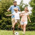 Los consejos valen para mayores, jóvenes y también para los niños, también atacados por las ideologías dominantes