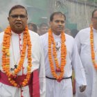 El padre Biswas, de 36 años, es hijo de un electricista y una ama de casa. Gracias los sacerdotes javerianos italianos pudo estudiar para llegar a ser sacerdote (Biswas, en el centro de la imagen).