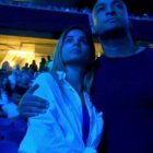 Una pareja en el encuentro de oración The Change en Lisboa en el estadio del Benfica