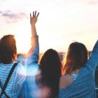 Amistades fraternas, no sexualizadas, y una visión trascendente de Dios y el amor pueden llenar el corazón de la mujer