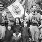 Una familia de "cristeros", con la bandera con la imagen de la Virgen de Guadalupe.