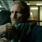 Jim Caviezel abraza a un niño en 'Sonido de libertad' (2023) de Alejandro Monteverde: una imagen muy expresiva de la idea de rescate de la inocencia sobre la que descansa la película.