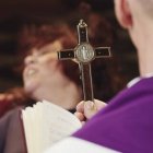 Ostensión de la cruz en un exorcismo, en la película documental italiana Libera Nos