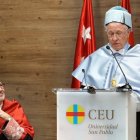 Rémi Brague, al recibir en 2020 el doctorado 'honoris causa' por la Universidad CEU San Pablo. A su derecha, el profesor Elio Gallego, quien hizo su 'laudatio'.