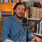 José María Zavala, en el estudio de su canal 'Refugio Zavala' junto con su libro más reciente: 'Últimas noticias de Jesús'.