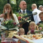 Una familia entrega flores a la Virgen Kebelska de Wawolnica en la peregrinación de inicios de septiembre