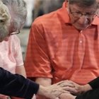 Unos laicos católicos rezan por la salud de uno de ellos... si hubiera un origen demoníaco detrás de una dolencia, podrían ordenar que se fuera.
