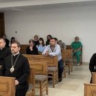 Sacerdotes grecocatólicos de Odesa, de retiro en Zarvanitsia en junio de 2023, con sus esposas