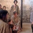 Caviezel interpreta a San Lucas hablando con cristianos presos en Roma en su película sobre San Pablo