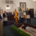 Un momento de la ceremonia de iniciación desvelada mediante cámara oculta por Kyle Clifton.