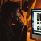 El impacto de la pornografía no es solo individual: millones de hombres han perdido el espíritu emprendedor y la virtud del esfuerzo, sostiene Auguste Meyrat. El impacto social de esa pérdida es incalculable. Foto (contextual): Alec Favale / Unsplash.