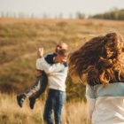 Una familia juega en el campo - foto de Kateryna Hliznitsova para Unsplash