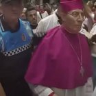La policía protege al arzobispo Pérez de Pamplona en la procesión de San Fermín de 2022