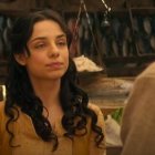 María mira entre escéptica y desdeñosa a José en la película musical Camino a Belén