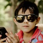 "Creo que antes de los 16 el móvil es un peligro en manos de los chicos. Alguien lo tenía que decir"; afirma el psicólogo Francisco Villar Cabezas.