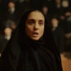 Cabrini ante los pomposos senadores italianos, es una madre doliente, madre de los migrantes