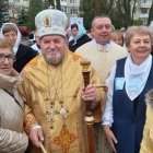Larisa Okhotenko, de óculos, à esquerda, com o Arcebispo Semenyuk de Ternopil.