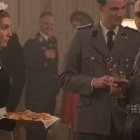 Irene Gut, como camarera, se entera de los planes nazis contra los judíos, en La Promesa de Irene