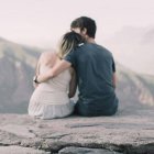 Al borde del abismo, pero también de la grandeza, una pareja enamorada - foto de Aiony Haust en Unsplash