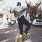 La alegría no consiste en el tener, sino en el ser, y en estar cerca de Dios, porque Él es quien nos da la vida. Foto: Andre Hunter / Unsplash.