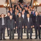 El cardenal Omella, en el centro de la primera fila, junto a profesores y alumnos del seminario de Barcelona.
