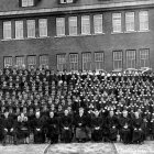 La comunidad educativa de Kamloops en 1937. Aunque las escuelas residenciales eran entidades gubernamentales y no todas estaban confiadas a congregaciones católicas, la Iglesia ha centrado todos los ataques.