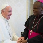Ambongo, arzobispo de Kinshasa, antes de ser cardenal, con el Papa Francisco