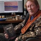 Tim Murphy, gay casto, poeta, ex-ateo, con su libro Devotions de poesía religiosa