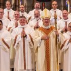 El obispo de Richmond, EEUU, posa con algunos de sus 160 diáconos permanentes, en Estados Unidos hay muchos