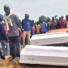Enterramiento de asesinados en Nigeria, donde los fulani, Boko Haram y el Estado Islámico está diezmando a la población cristiana.