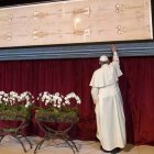 Francisco venera la Sábana Santa de Turín durante la ostensión de 2015. Foto: Vatican News.