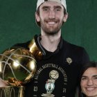 "Nuestra costumbre favorita como familia es celebrar las diferentes solemnidades y las fiestas de los santos, con una comida o un postre temático y tomándonos un tiempo para leer algo sobre sus vidas", dice Luke (foto:NCR/Kornet).