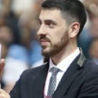 Michele Sega, un seminarista de Miami, sostiene la videollamada de Kiko Argüello desde Madrid a Brooklyn en los 50 años del Camino en EEUU